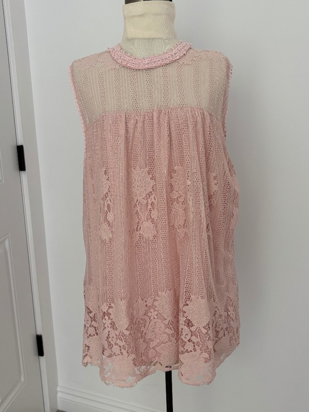 Romantic Worthington Pink Sleeveless Lined Lace Top Back Button Size 1X